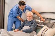 خدمات پرستاری از سالمندان در منزل
